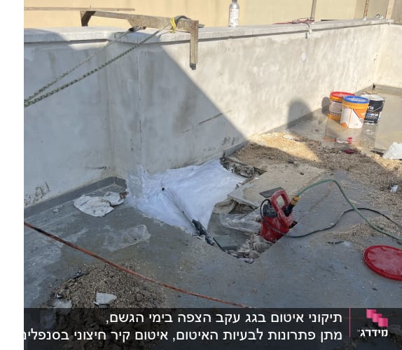 עבודת איטום על גג עם כלים וחומרים שונים